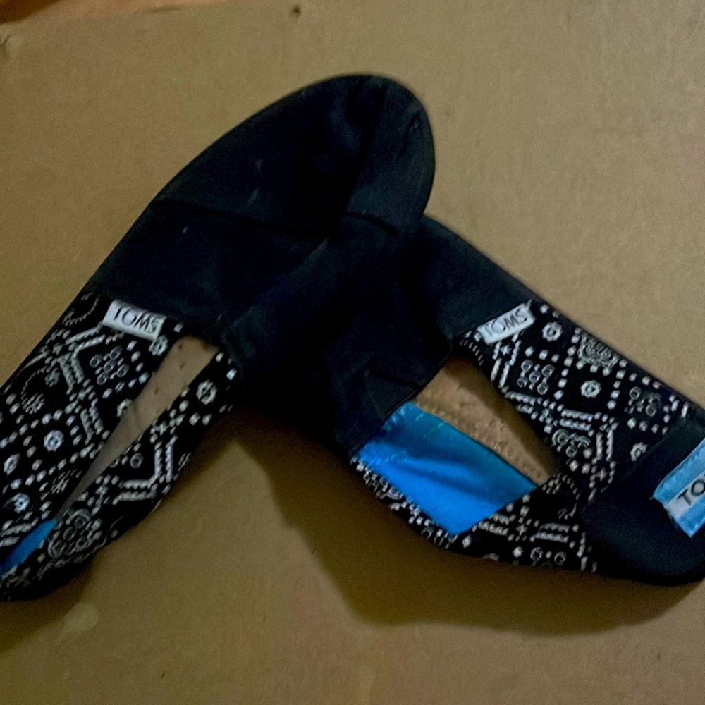 Black and white toms